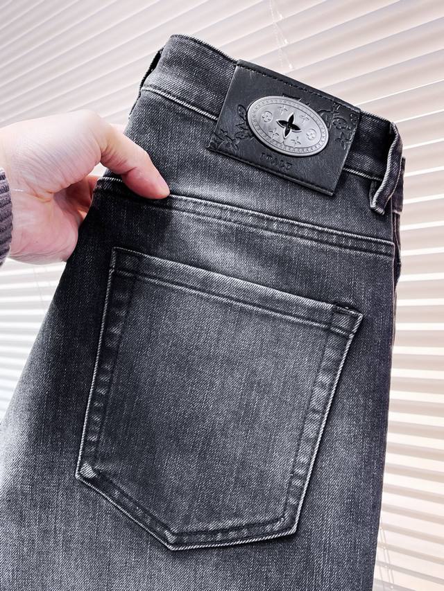 新品 路易威登 23S秋冬男士牛仔裤......辨识度都超高的一款单品 随意搭配都非常得体 多次洗水所呈现出的淡雅灰体色彩 做工细节完美 后袋两色小怪兽 工艺非